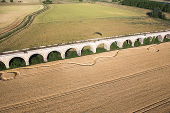 Viaduc près de Vineuil/Loire à Vineuil dans le département Loir et Cher, France d'en haut