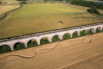 Vue aérienne de Aqueduc à Vineuil dans le département Loir et Cher, France