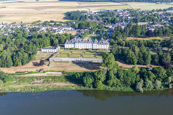 Vue aérienne de Parc du Château de Menars sur la Loire à Menars dans le département Loir et Cher, France