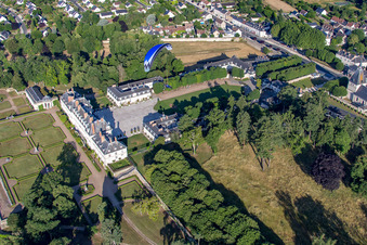 Vue aérienne de Fondation du parc du palais de Pompadour à Menars dans le département Loir et Cher, France