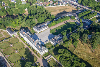 Vue aérienne de Fondation du parc du palais de Pompadour à Menars dans le département Loir et Cher, France
