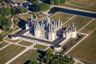 Vue aérienne de Complexe du Château de Chambord - Château de Chambord à Chambord dans le département Loir et Cher, France