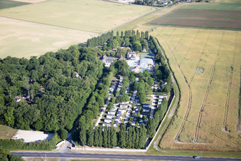 Vue aérienne de Camping Château de la grenouillère à Suèvres dans le département Loir et Cher, France