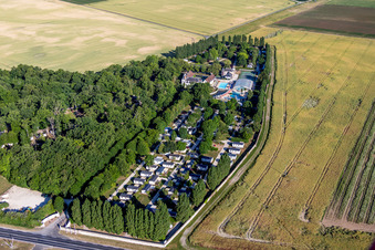 Vue aérienne de Équipements du Camping Capfun Château de la Grenouillère et parc de vacances Parc de la Grenouillère à Suèvres dans le département Loir et Cher, France