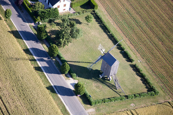 Vue aérienne de Moulin à vent historique sur le corps de ferme d'une ferme en bordure de champs cultivés à Talcy dans le département Loir et Cher, France