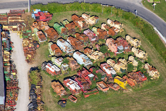 Vue aérienne de Musée de la moissonneuse-batteuse Goulet et Thoré SA à Talcy dans le département Loir et Cher, France