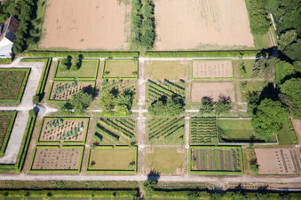 Vue aérienne de Parc du Château du Jardin de Château de Talcy à Talcy dans le département Loir et Cher, France