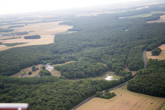 Vue aérienne de Complexe du château d'Autreche à Montreuil-en-Touraine dans le département Indre et Loire, France