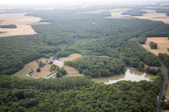 Vue oblique de Complexe du château d'Autreche à Montreuil-en-Touraine dans le département Indre et Loire, France
