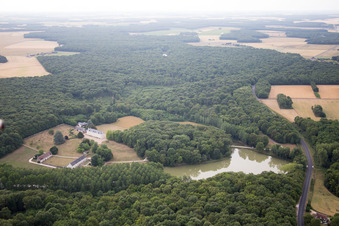 Complexe du château d'Autreche à Montreuil-en-Touraine dans le département Indre et Loire, France d'en haut