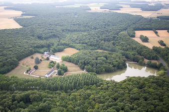 Complexe du château d'Autreche à Montreuil-en-Touraine dans le département Indre et Loire, France hors des airs