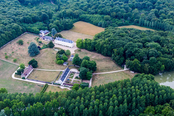 Complexe du château d'Autreche à Montreuil-en-Touraine dans le département Indre et Loire, France vue d'en haut
