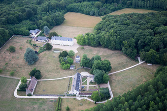 Complexe du château d'Autreche à Montreuil-en-Touraine dans le département Indre et Loire, France depuis l'avion