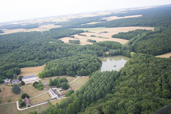 Vue d'oiseau de Complexe du château d'Autreche à Montreuil-en-Touraine dans le département Indre et Loire, France