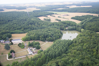 Complexe du château d'Autreche à Montreuil-en-Touraine dans le département Indre et Loire, France vue du ciel