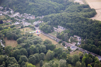 Vue aérienne de Décollage en montgolfière devant le Château de Perreux à Nazelles-Negron à Nazelles-Négron dans le département Indre et Loire, France