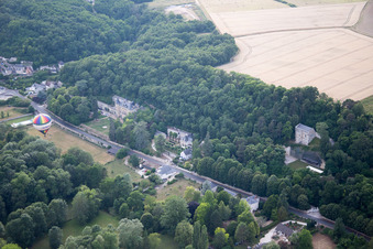 Photographie aérienne de Décollage en montgolfière devant le Château de Perreux à Nazelles-Negron à Nazelles-Négron dans le département Indre et Loire, France