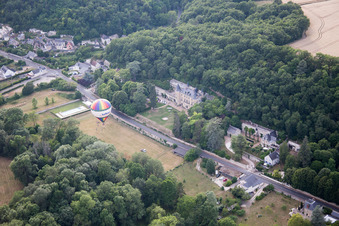 Vue oblique de Décollage en montgolfière devant le Château de Perreux à Nazelles-Negron à Nazelles-Négron dans le département Indre et Loire, France