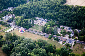 Décollage en montgolfière devant le Château de Perreux à Nazelles-Negron à Nazelles-Négron dans le département Indre et Loire, France d'en haut