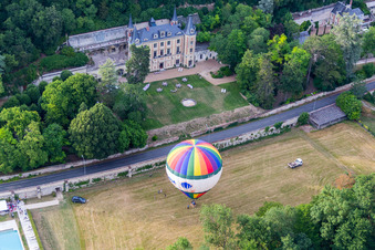 Vue aérienne de Lancement de montgolfière au Château de Perreux en vol au dessus de l'espace aérien à Nazelles-Négron dans le département Indre et Loire, France