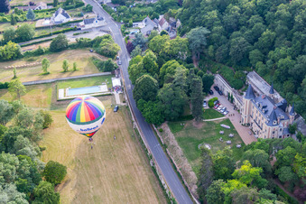 Vue aérienne de Lancement de montgolfière au Château de Perreux en vol au dessus de l'espace aérien à Nazelles-Négron dans le département Indre et Loire, France