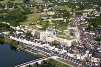 Vue aérienne de Complexe du château du Château Royal d'Amboise à Amboise dans le département Indre et Loire, France