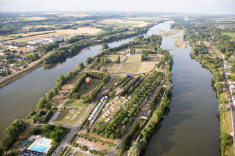 Vue aérienne de Île au bord de la Loire à Amboise dans le département Indre et Loire, France