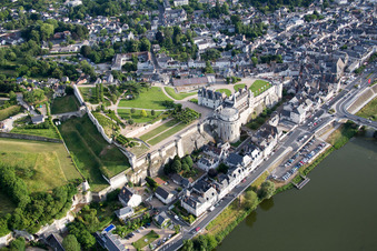 Vue aérienne de Complexe du château du Château Royal d'Amboise à Amboise dans le département Indre et Loire, France