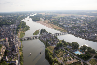 Vue d'oiseau de Amboise dans le département Indre et Loire, France