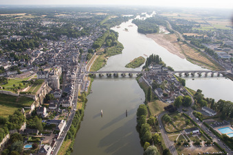 Image drone de Amboise dans le département Indre et Loire, France