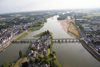 Vue aérienne de Île au bord de la Loire à Amboise dans le département Indre et Loire, France