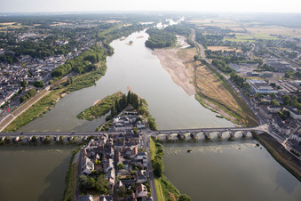 Amboise dans le département Indre et Loire, France vu d'un drone