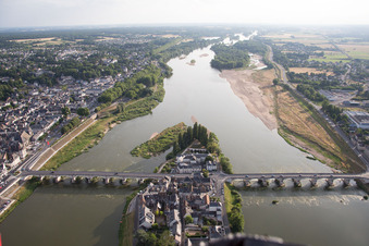 Vue aérienne de Amboise dans le département Indre et Loire, France