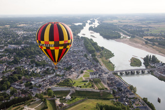 Amboise dans le département Indre et Loire, France vu d'un drone