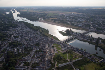 Vue d'oiseau de Amboise dans le département Indre et Loire, France