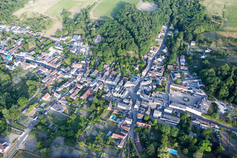 Vue aérienne de Vue des rues et des maisons dans les quartiers résidentiels à Mosnes dans le département Indre et Loire, France