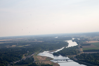 Vue aérienne de Ballons au-dessus de la Loire à Chaumont-sur-Loire dans le département Loir et Cher, France