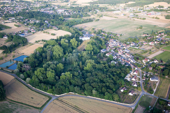 Vue aérienne de Complexe du château du château Chouzy-sur-Cisse à Chouzy-sur-Cisse dans le département Loir et Cher, France