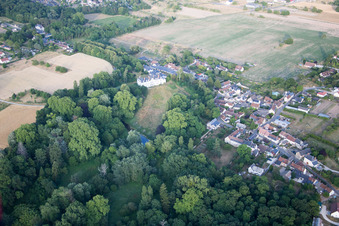 Vue aérienne de Château de Madon à Candé-sur-Beuvron dans le département Loir et Cher, France