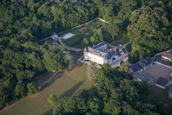 Vue aérienne de Château de Chartau de Plessis à Chailles dans le département Loir et Cher, France