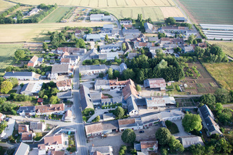 Vue aérienne de La Chapelle-Saint-Martin-en-Plaine dans le département Loir et Cher, France