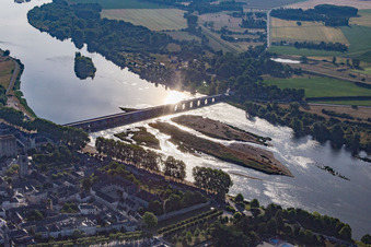 Vue aérienne de Beaugency dans le département Loiret, France