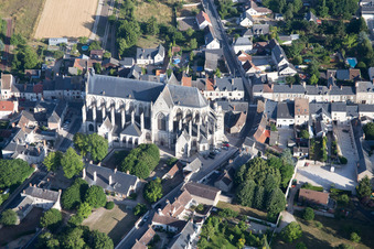 Vue aérienne de Basilique Notre-Dame au centre du village à Cléry-Saint-André dans le département Loiret, France