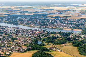 Vue aérienne de Vue sur la ville au bord de la Loire à Saint-Denis-de-l'Hôtel à Saint-Denis-de-l'Hôtel dans le département Loiret, France