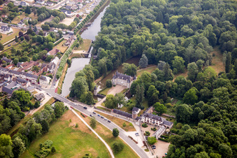 Vue aérienne de Parc du palais sur le canal d'Orléans à Vitry-aux-Loges dans le département Loiret, France