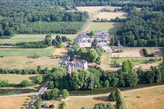 Vue aérienne de Château de Combreux à Combreux dans le département Loiret, France