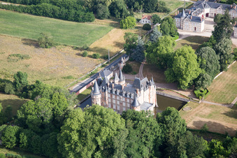 Vue aérienne de Château de Combreux à Combreux dans le département Loiret, France