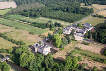 Vue oblique de Château de Combreux à Combreux dans le département Loiret, France