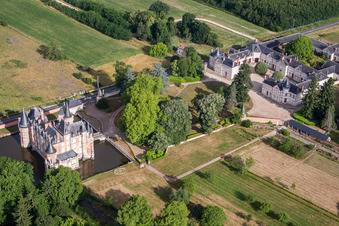 Vue aérienne de Bâtiments et parc du château à douves Château de Combreux à Combreux dans le département Loiret, France