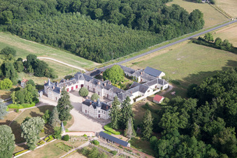 Château de Combreux à Combreux dans le département Loiret, France hors des airs